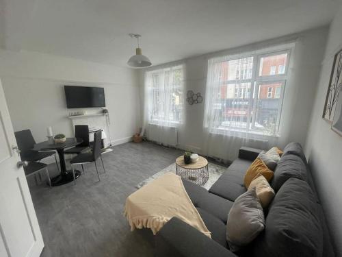 Bright 2 Bedroom Flat On Tower Bridge - Tap to explore photos