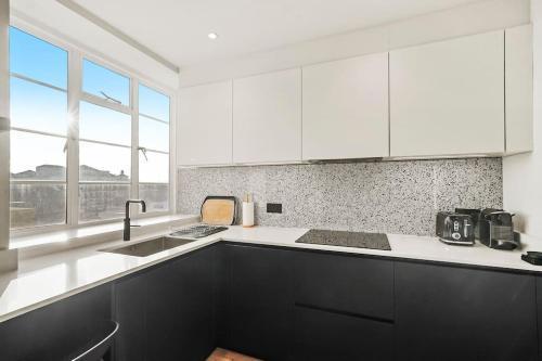 Two Bedroom Flat in Kensington - Tap to explore photos
