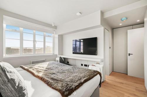 Two Bedroom Flat in Kensington - Tap to explore photos