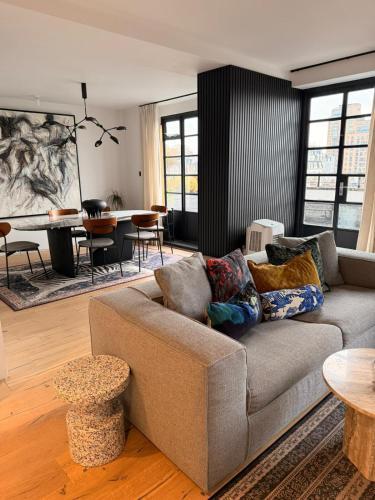 Two Bedroom Flat in Kensington - Tap to explore photos