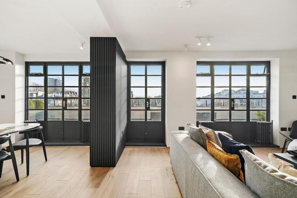 Two Bedroom Flat in Kensington - Tap to explore photos