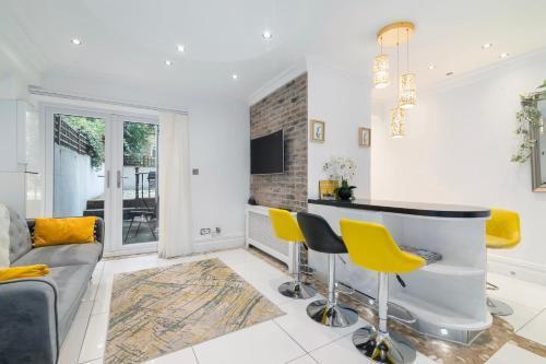 Stylish Flat with a Private Garden In Paddington - Tap to explore photos
