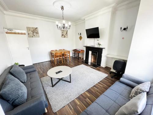 Newly Refurbished 2 Bedroom Flat - Long stays AVL - Tap to explore photos