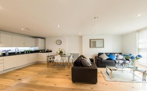 Finchley Central - Luxury 2 bed ground floor apartment - Tap to explore photos