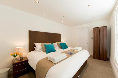 Finchley Central - Luxury 2 bed ground floor apartment - Tap to explore photos