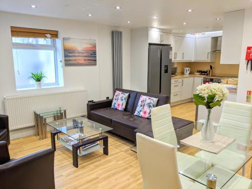 Spacious 2-bed apartment in central Kingston near Richmond Park - Tap to explore photos