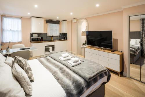 Superb Chelsea rare find with patio 2 min from tube - Tap to explore photos