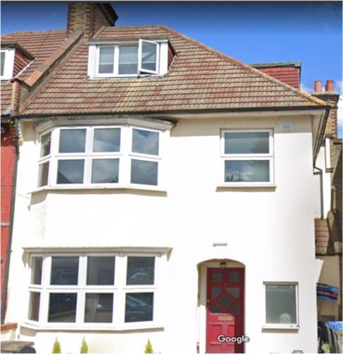 Amazing 6 bedroom house with free parking on site.