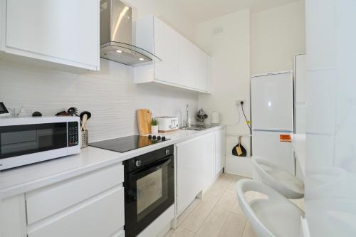 Fabulous 3 bed NW London apartment with private garden - Tap to explore photos