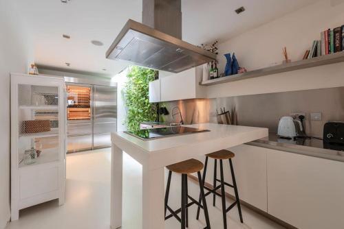 Stunning 3 Bed Townhouse in the heart of Mayfair - Tap to explore photos