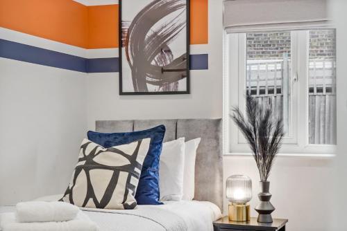 Charming Wimbledon 3-Bed Apt with Outdoor Area - Tap to explore photos