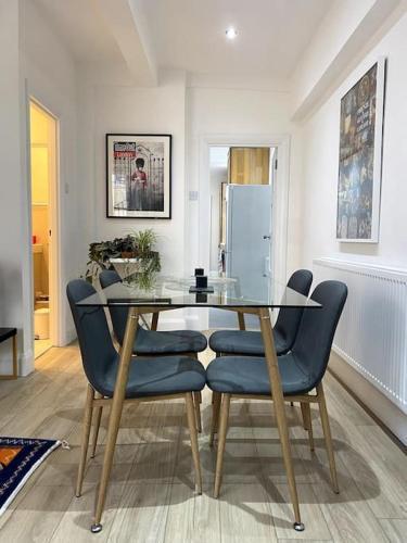 Spacious 2 Bedroom Apartment in Maida Vale - Tap to explore photos