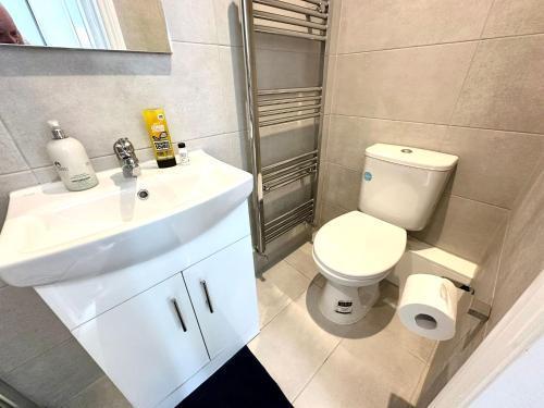 Unique Modern, Private Apartment,15 Mins To Central London - Tap to explore photos