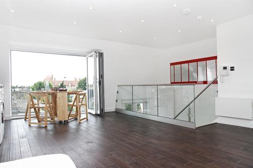 Holiday Lets London - I5 - Tap to explore photos