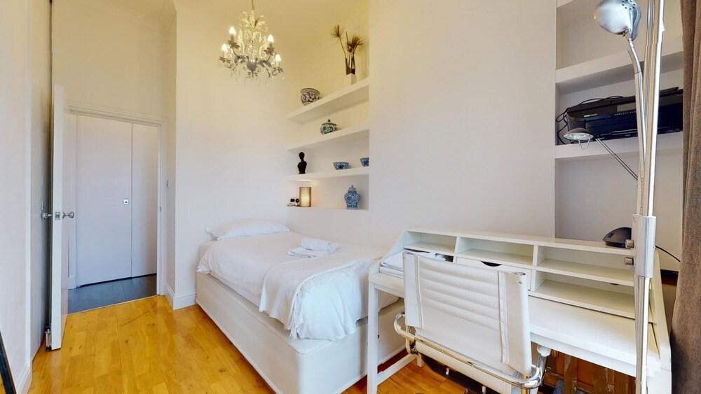 Hyde Park Gardens - 2 Bedroom Apartment - Tap to explore photos