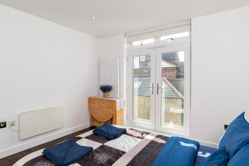 2-bedroom flat with Juliet Balcony - 3 min to Tube - Tap to explore photos
