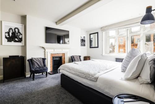 The Grosvenor Square Penthouse - Tap to explore photos