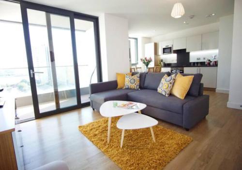 Deluxe Spacious 2BR Flat Near ExCeL London and O2 Arena - Tap to explore photos