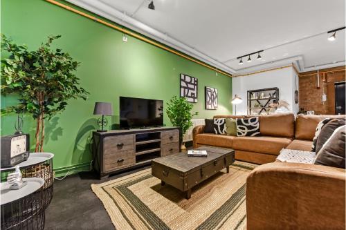 Trendy, Arty, 3BR in Heart of Hipster Hackney! - Tap to explore photos