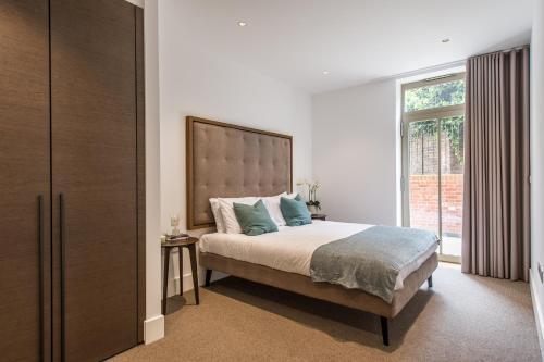 Stunning apartment building, walking distance to Ealing Broadway tube! - Tap to explore photos