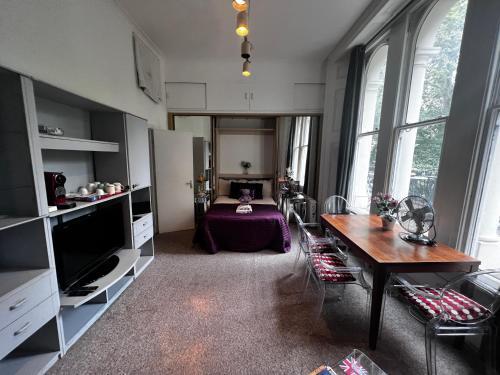 Hyde Park Studio Has Private Balcony With Tranquil Garden View - Tap to explore photos