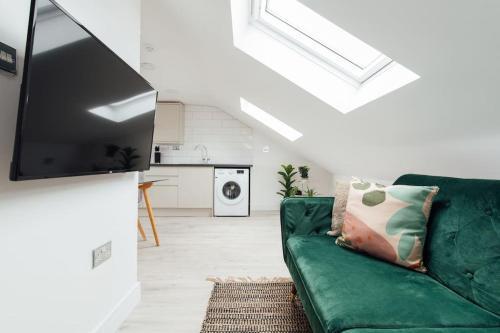 Contemporary 1 Bedroom Loft in Ilford, London - Tap to explore photos
