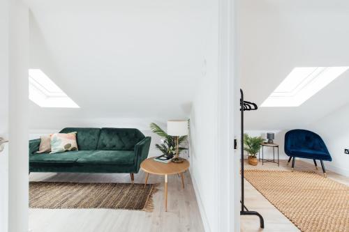 Contemporary 1 Bedroom Loft in Ilford, London - Tap to explore photos