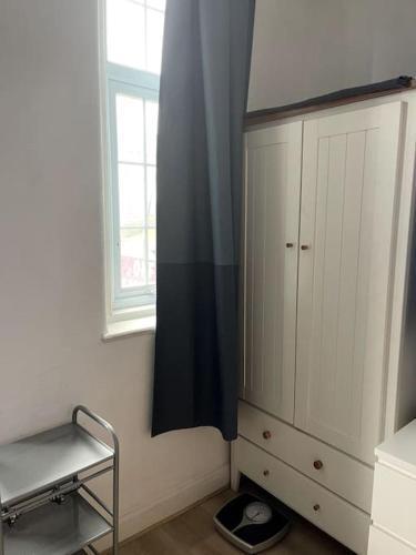Studio Flat London Finchley Rd NW11 - Tap to explore photos