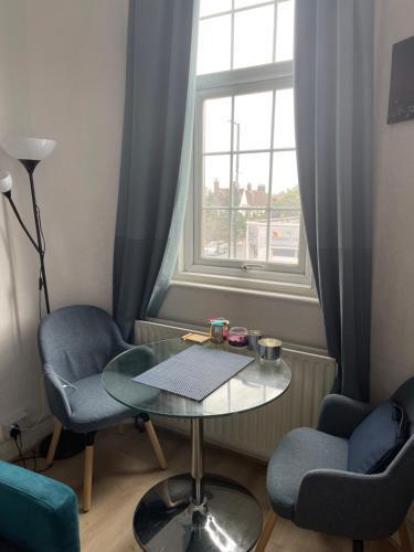 Studio Flat London Finchley Rd NW11 - Tap to explore photos