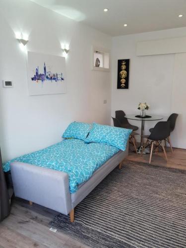 Star London Brent Street Cosy 1-Bed Hideaway - Tap to explore photos