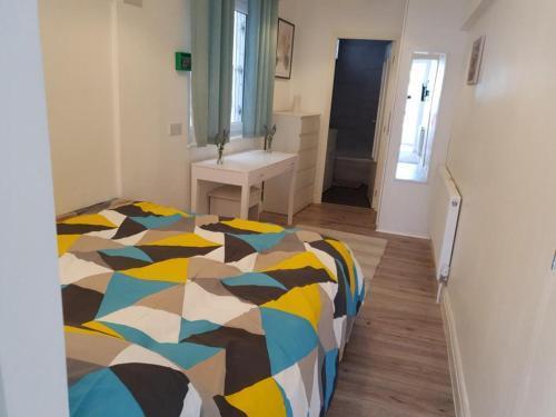 Star London Brent Street Cosy 1-Bed Hideaway - Tap to explore photos