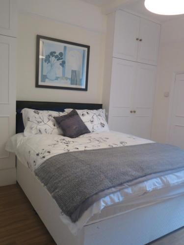 Garden Flat, Ealing - Tap to explore photos