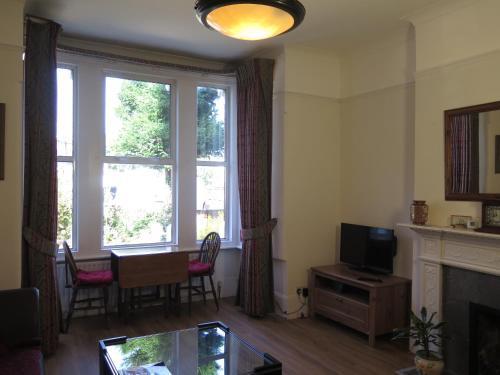 Garden Flat, Ealing - Tap to explore photos
