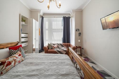 Modern Studio Apartment - Tap to explore photos
