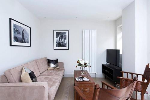 Beautiful 2BR flat with free parking in West London - Tap to explore photos