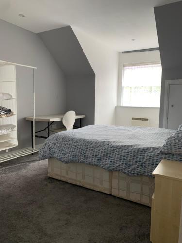 Cosy Nest in London - Tap to explore photos