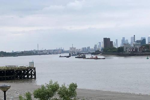 Thames View & free parking - perfect long stay workers only - Tap to explore photos