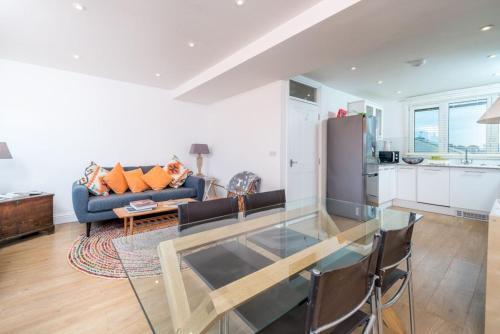 Stylish flat between London Bridge & Tower Bridge - Tap to explore photos