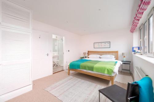 Stylish flat between London Bridge & Tower Bridge - Tap to explore photos