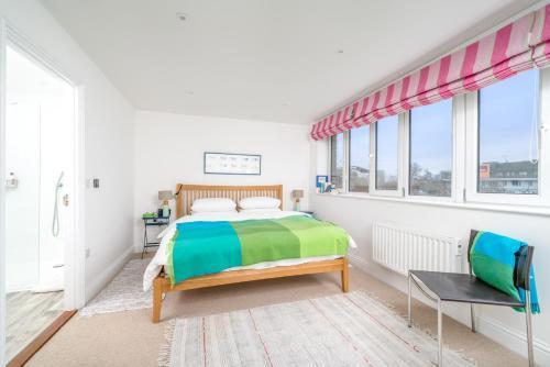 Stylish flat between London Bridge & Tower Bridge - Tap to explore photos