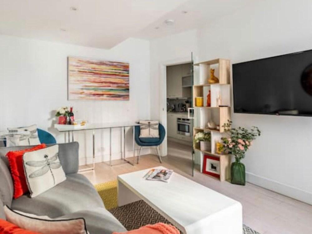 Chelsea Posh Apartment - Tap to explore photos