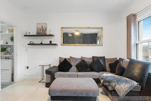 Spacious One Bedroom Private Flat in Brixton +Wifi - Tap to explore photos