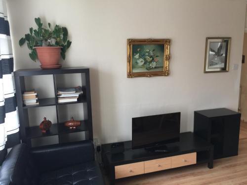 Two bedroom apartment in Royal Greenwich - Tap to explore photos