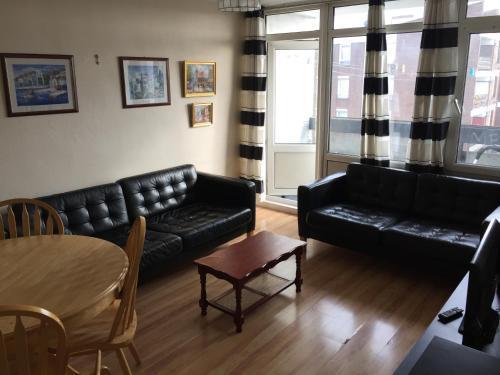 Two bedroom apartment in Royal Greenwich - Tap to explore photos