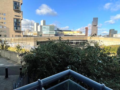 Modern Central 2bed 2bath Stratford Apt - Tap to explore photos