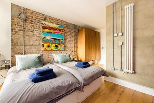 Cool Loft in fashionable East London - Tap to explore photos
