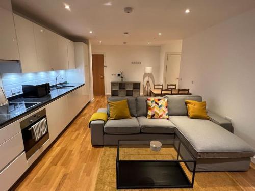 Modern 2 bed - Olympic Park Stratford - Tap to explore photos