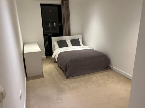 Modern 2 bed - Olympic Park Stratford - Tap to explore photos