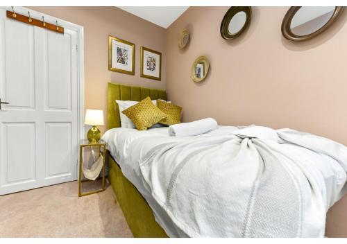 Homey and Pleasant 3BD - Tap to explore photos