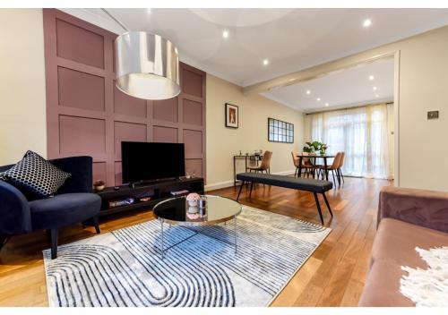 Homey and Pleasant 3BD - Tap to explore photos